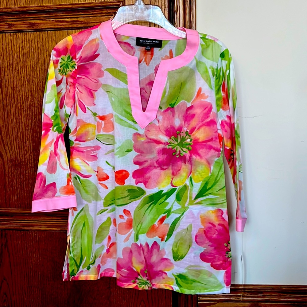 Lightweight summer floral (pink/green/white) tunic. Size PP. NWT